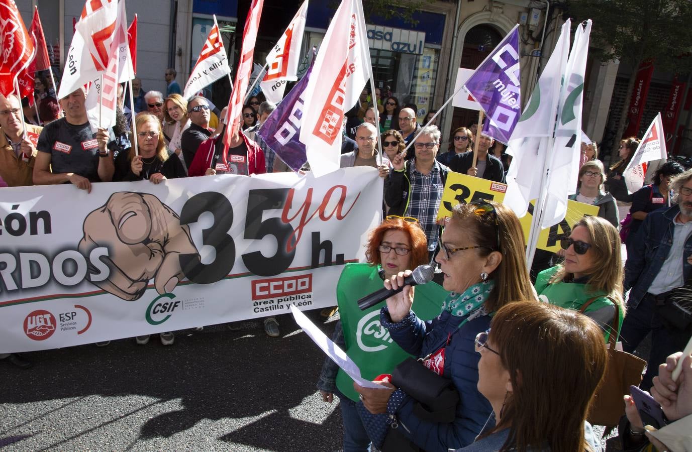 Fotos: Concentración de funcionarios en Valladolid por la jornada semanal de 35 horas