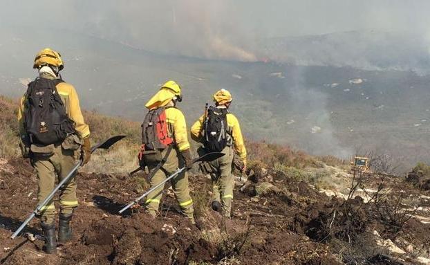 Brigadistas antiincendios trabajan en un fuego.