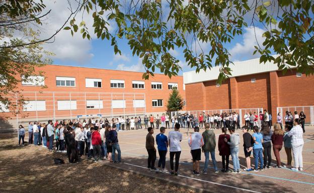 Los alumnos del Instituto IES Aliste, de Alcañices (Zamora), su unen al paro de cinco minutos convocado por la Coordinadora de la España Vaciada. 