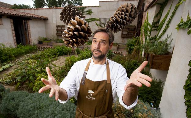 De la Cruz lanza unas piñas al aire en huerto del restaurante La Botica de Matapozuelos. 