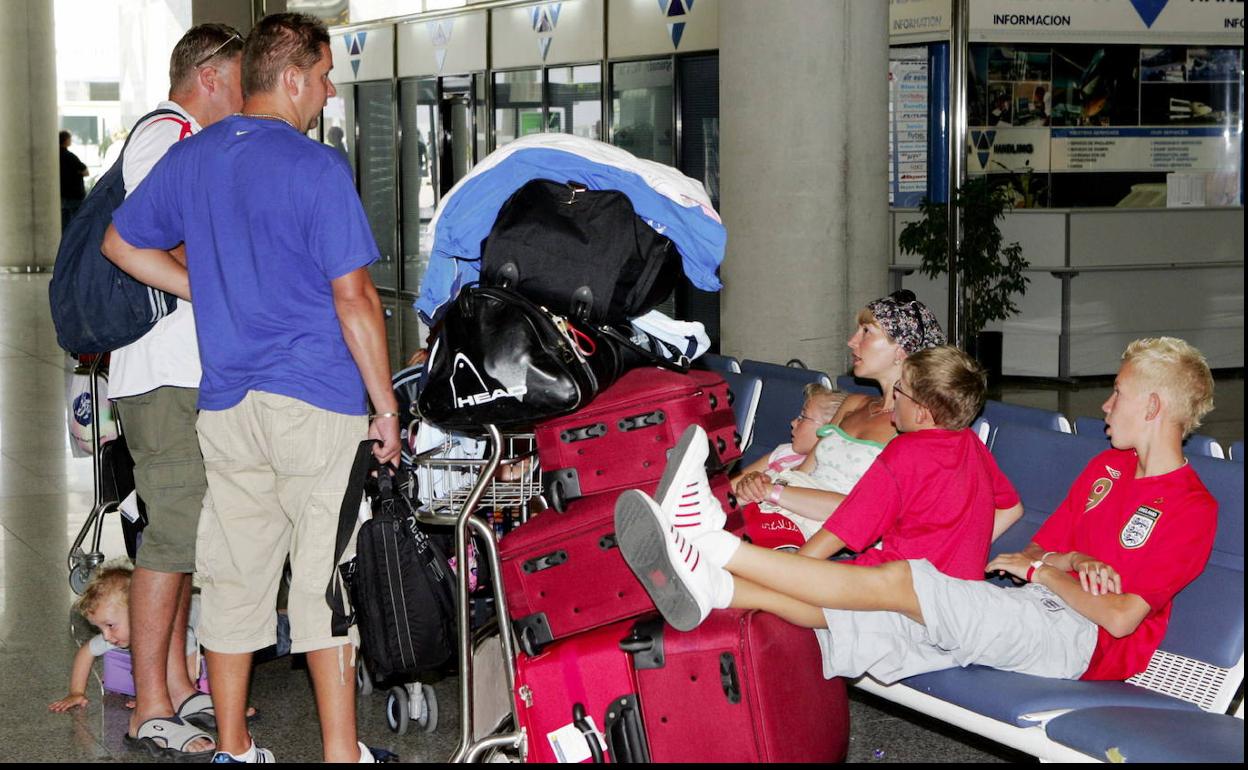 Turistas británicos en un aeropuerto.