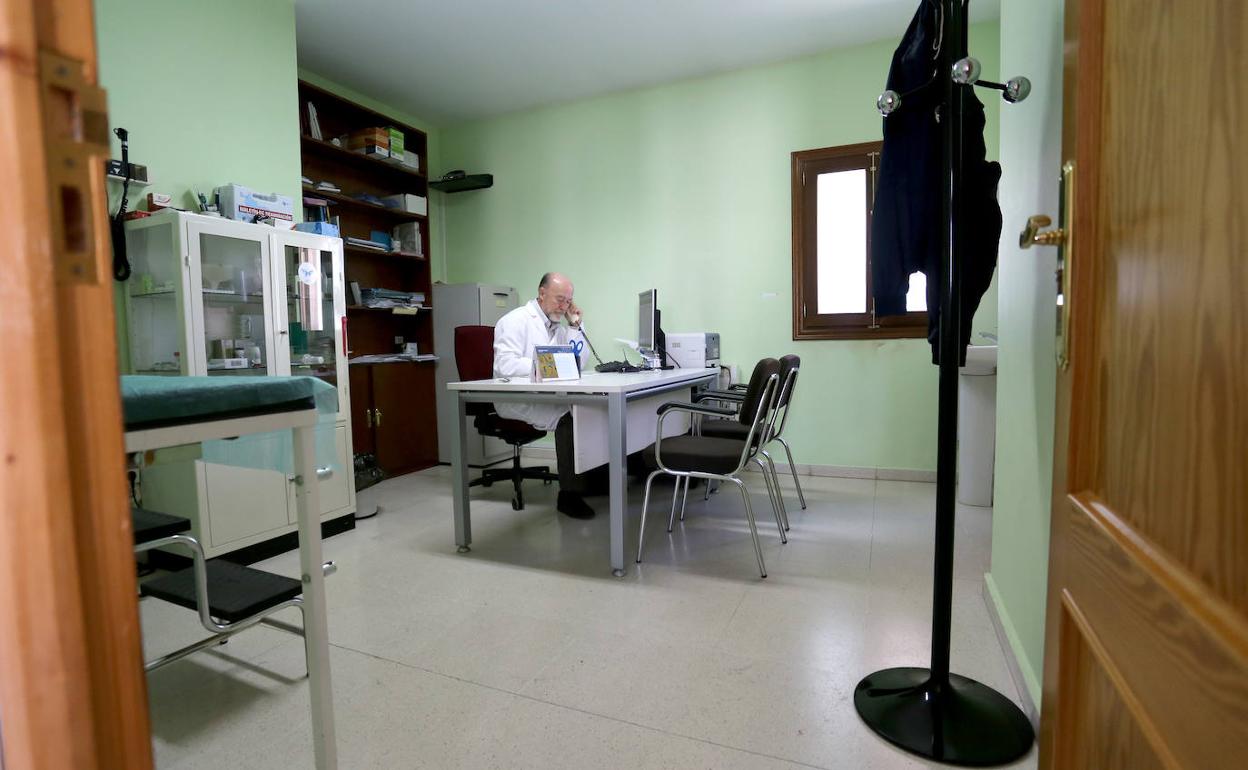 El médico de Familia Miguel Ángel Castilla en el consultorio local de Viloria del Henar (Valladolid), donde atiende a sus pacientes. 