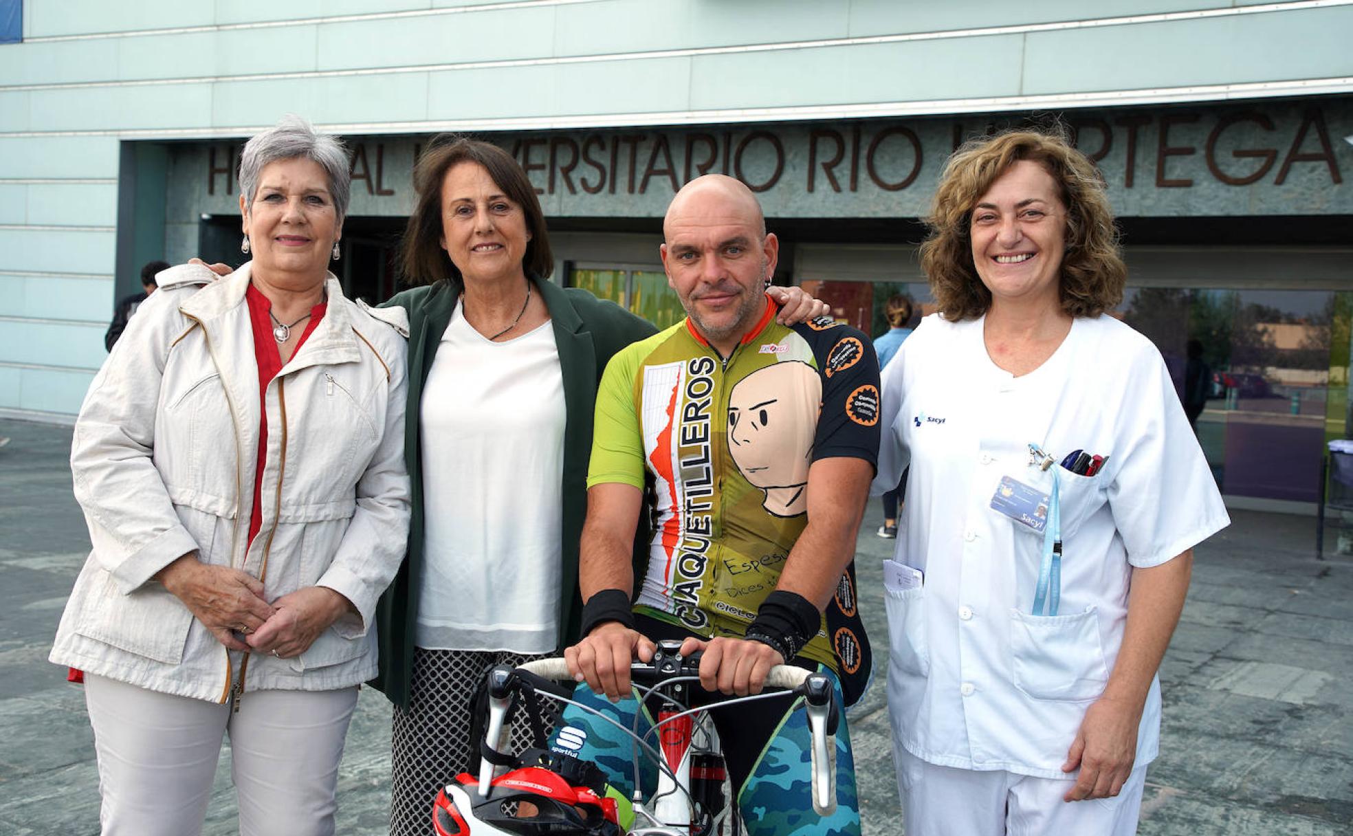 Soledad Fraile y Manolo Martín, pacientes ostomizados, junto a la impulsora de esta consulta en el Hospital Universitario Río Hortega, en Valladolid, Rosario Calvo, y Cristina San José, una de las enfermeras especializadas en la actualidad.