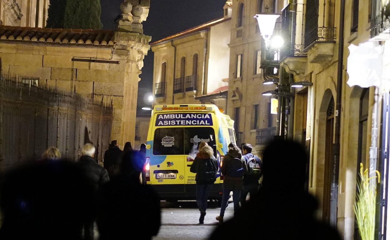 Una ambulancia, en el casco histórico de Salamanca.