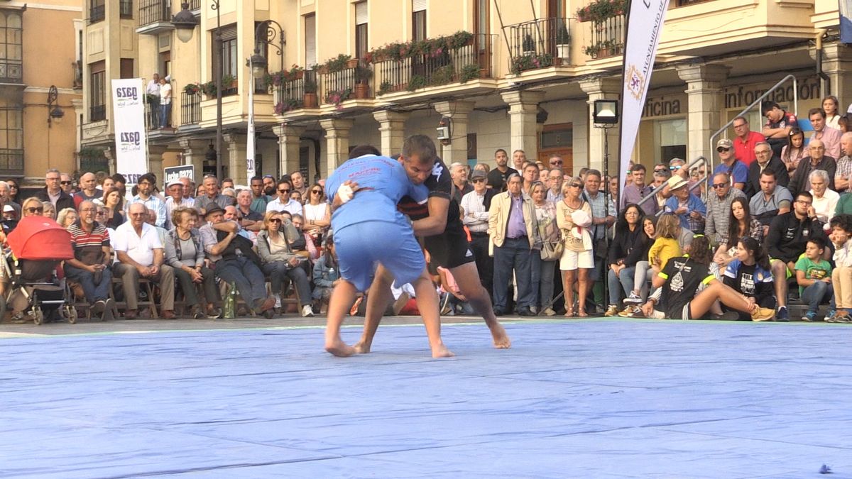 Fotos: Corro de lucha leonesa de San Froilán a los pies de la Catedral