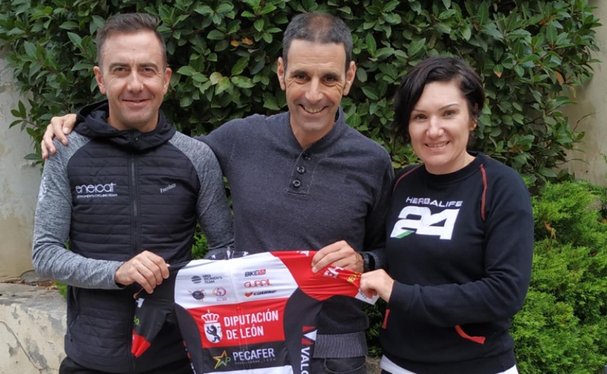 Humberto Gómez y Eneritz Iturriaga posan junto a Patxi Vila.