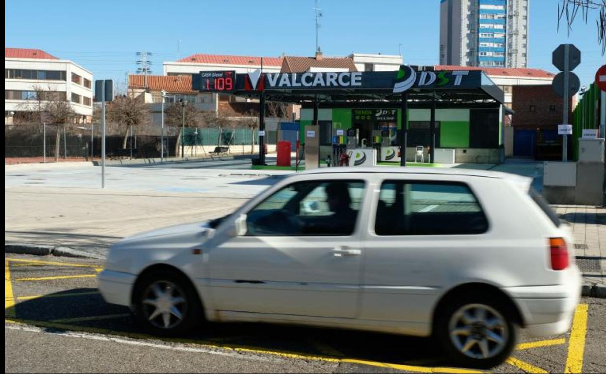 Un vehículo pasa junto a la gasolinera de Arca Real 111, sobre cuya actividad se pronuncia el Procurador del Común. 