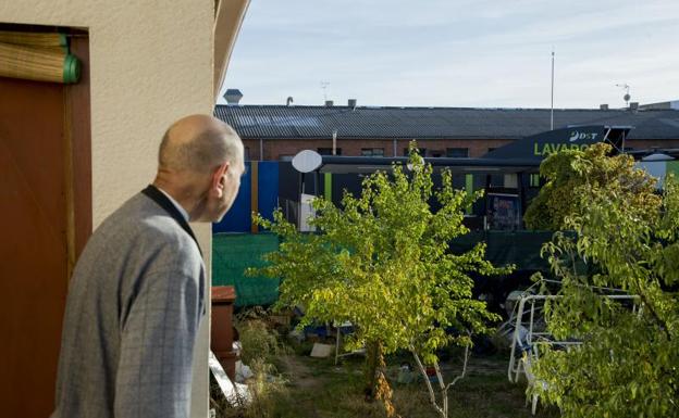 Uno de los vecinos de la calle Malva, en su terraza desde donde se observa la gasolinera y el lavadero de coches. 