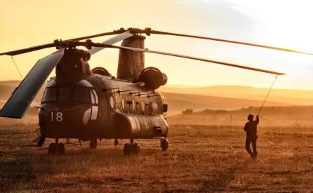 Imagen principal - Algunos de los helicópteros de transporte del Ejército de Tierra y la Guardia Civil.