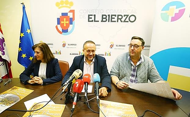 El presidente del Consejo Comarcal del Bierzo, Gerardo Álvarez Courel (C), la presidenta del Consejo Regulador de la DO Bierzo, Misericordia Bello, y el alcalde de Villafranca del Bierzo, José Manuel Pereira (D), en la presentación. 