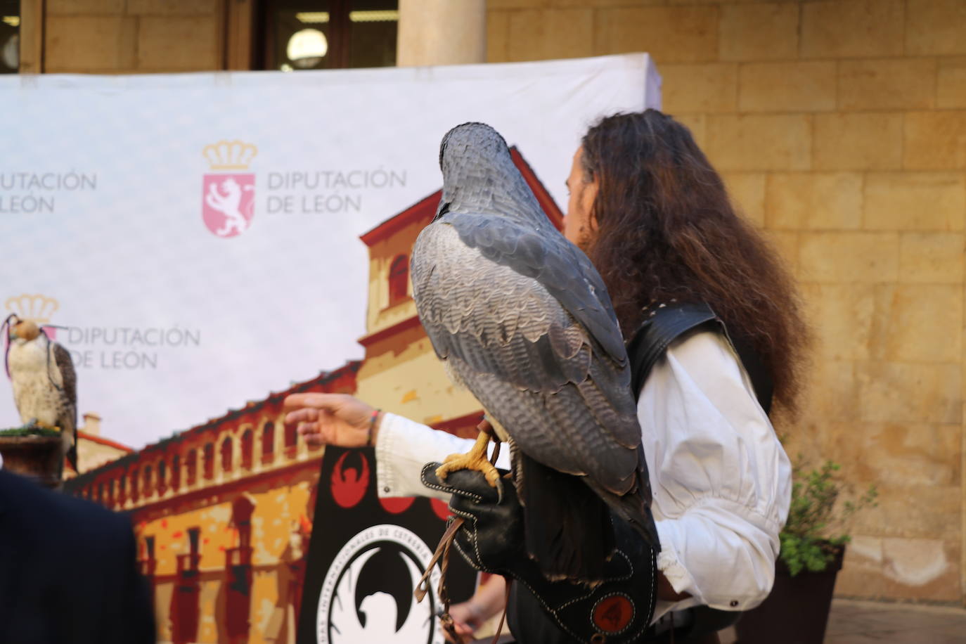 El presidente de la Diputación de León sujeta un ave rapaz.