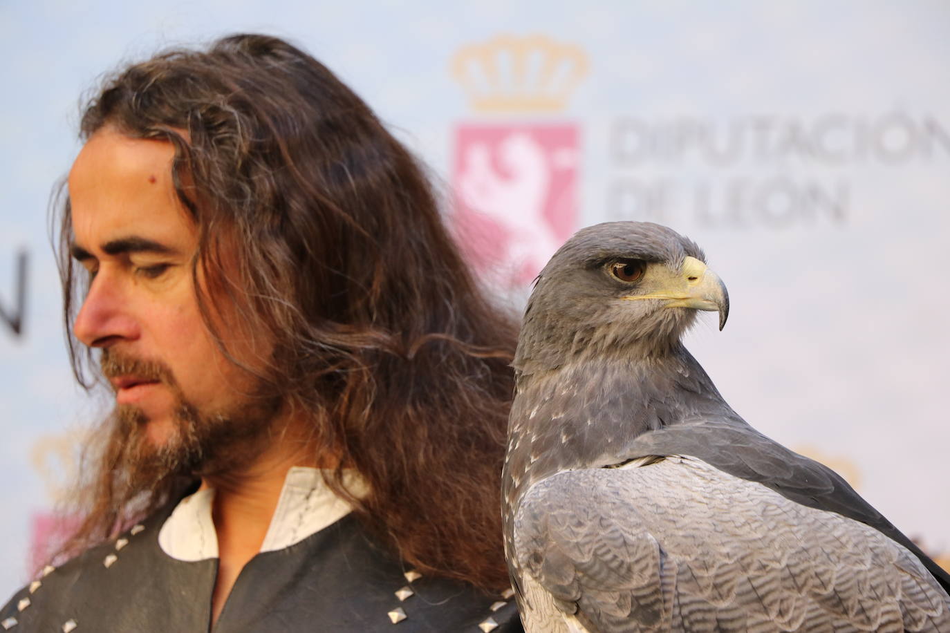 El presidente de la Diputación de León sujeta un ave rapaz.