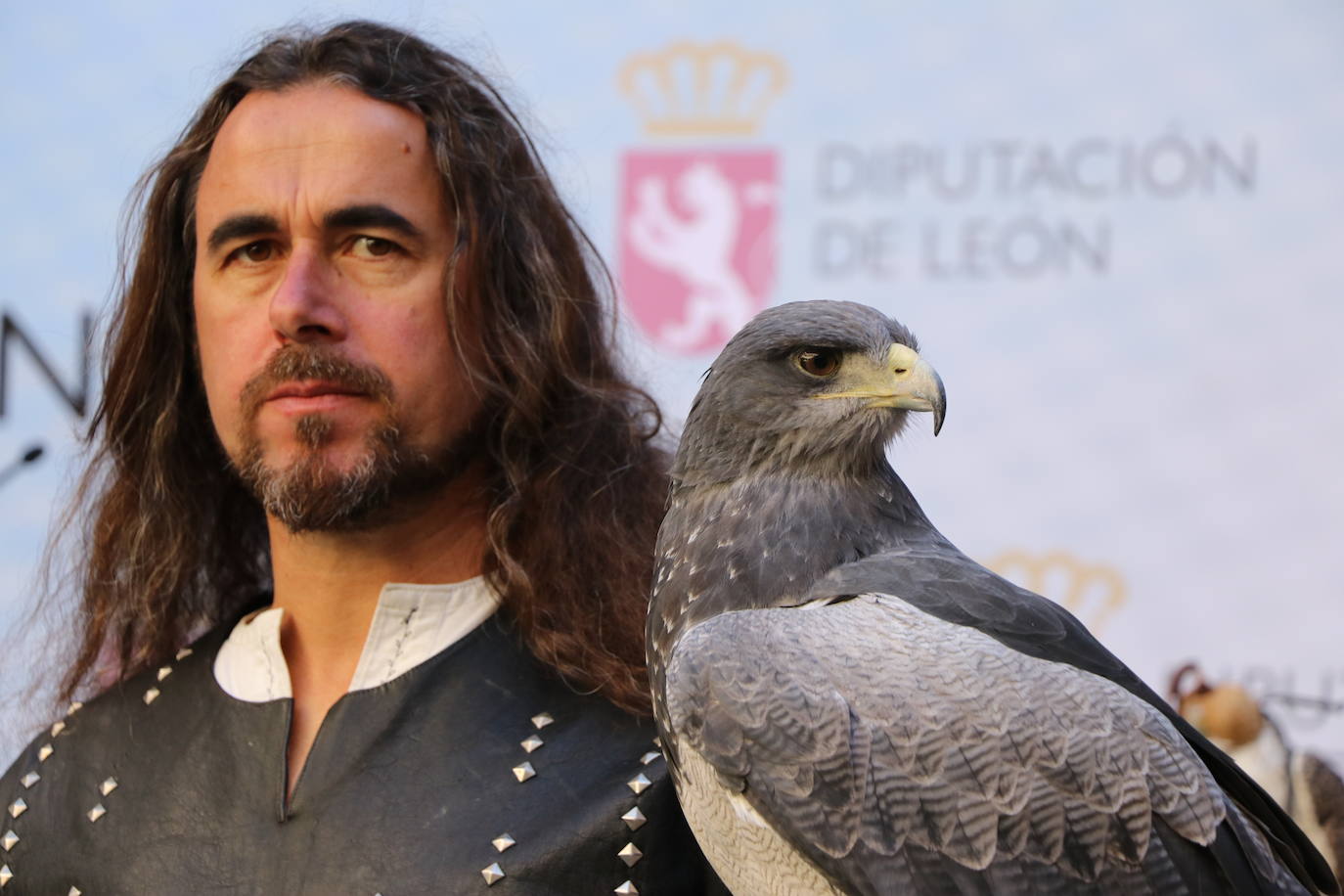 El presidente de la Diputación de León sujeta un ave rapaz.