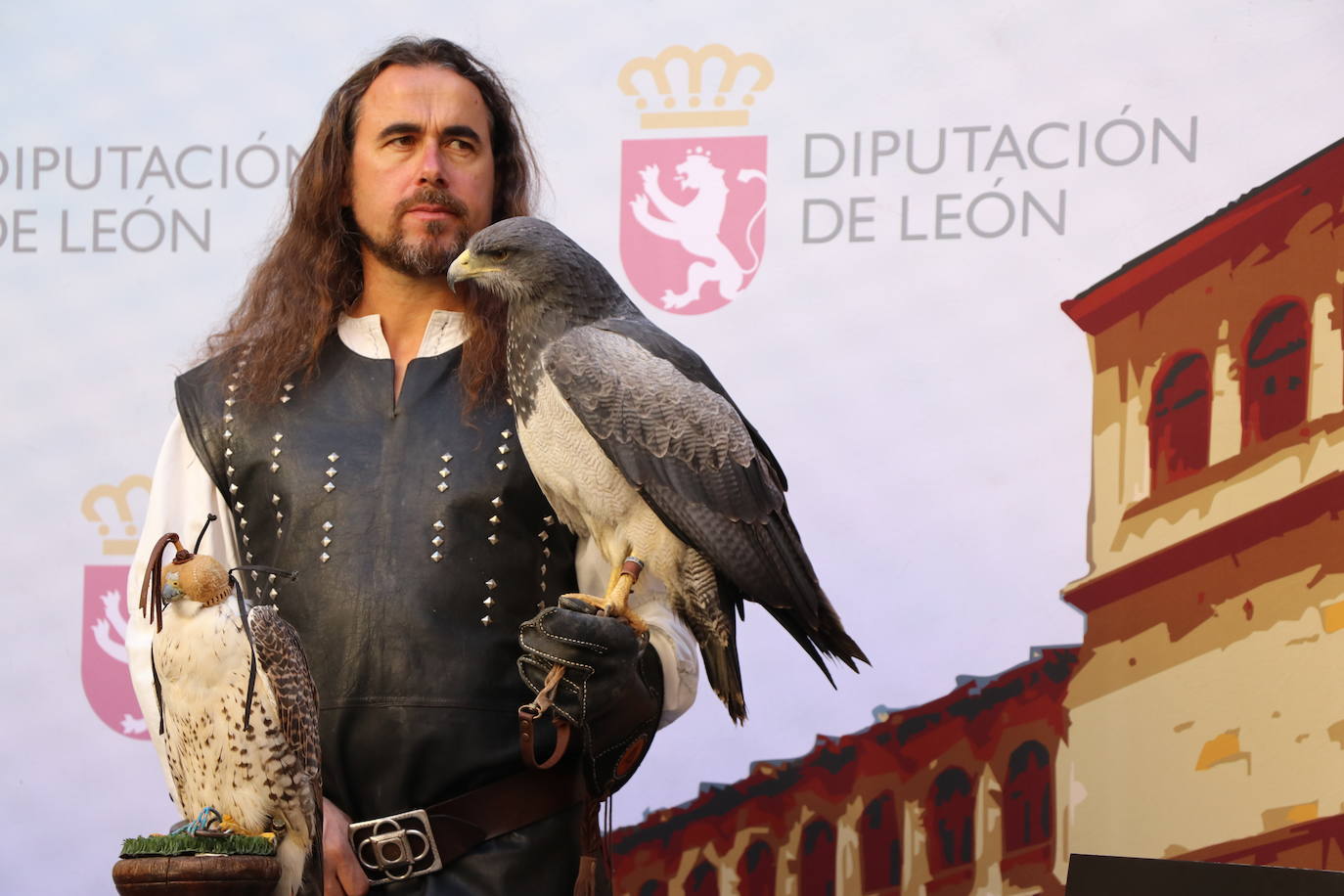 El presidente de la Diputación de León sujeta un ave rapaz.