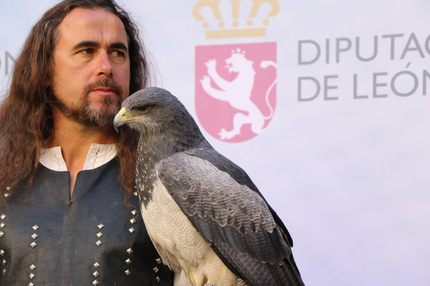 El presidente de la Diputación de León sujeta un ave rapaz.