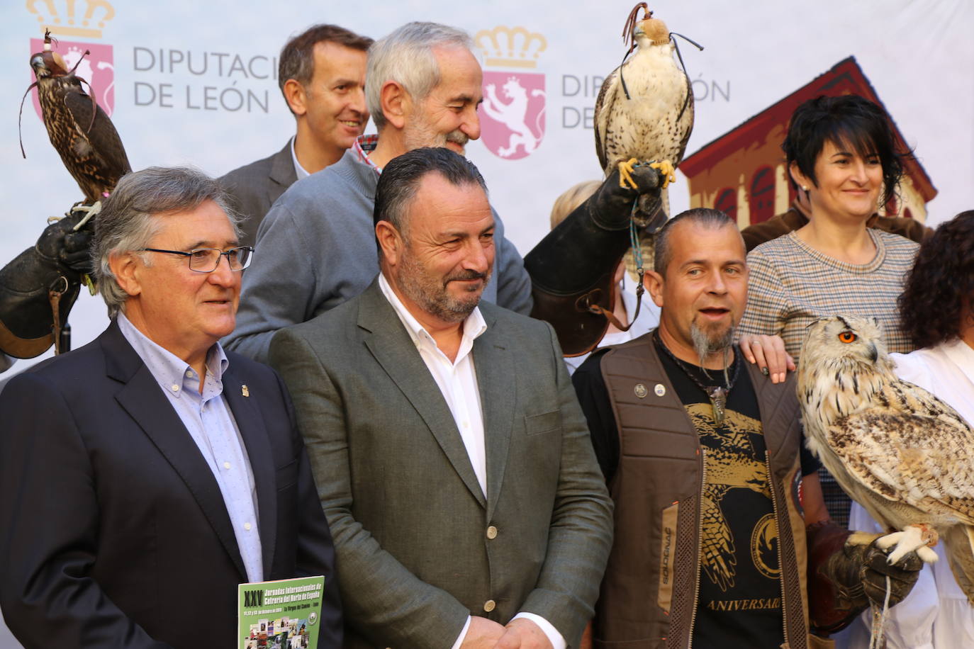 El presidente de la Diputación de León sujeta un ave rapaz.