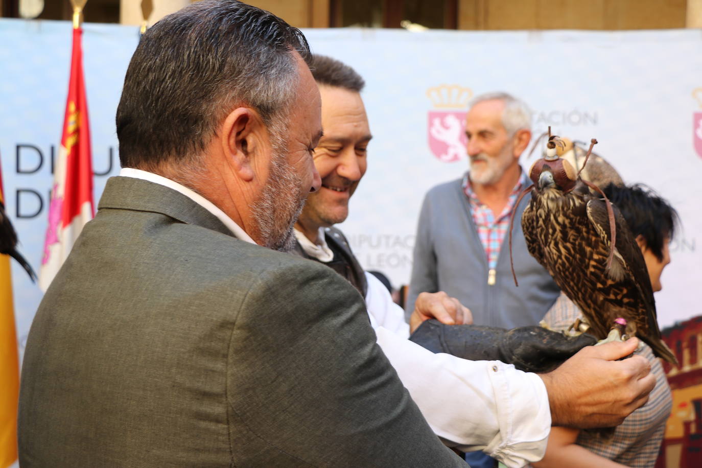 El presidente de la Diputación de León sujeta un ave rapaz.