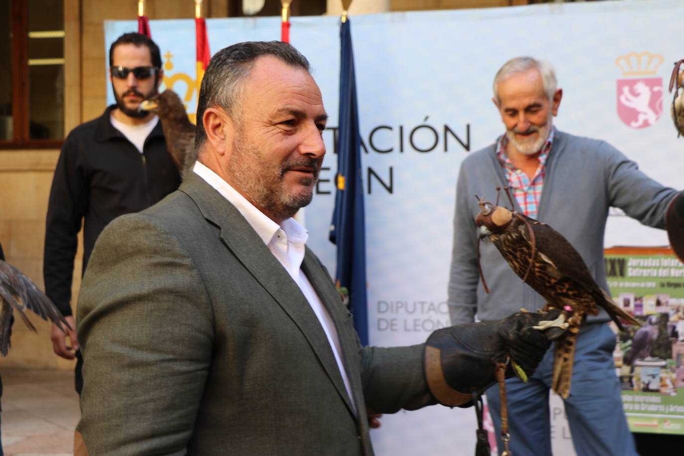 El presidente de la Diputación de León sujeta un ave rapaz.