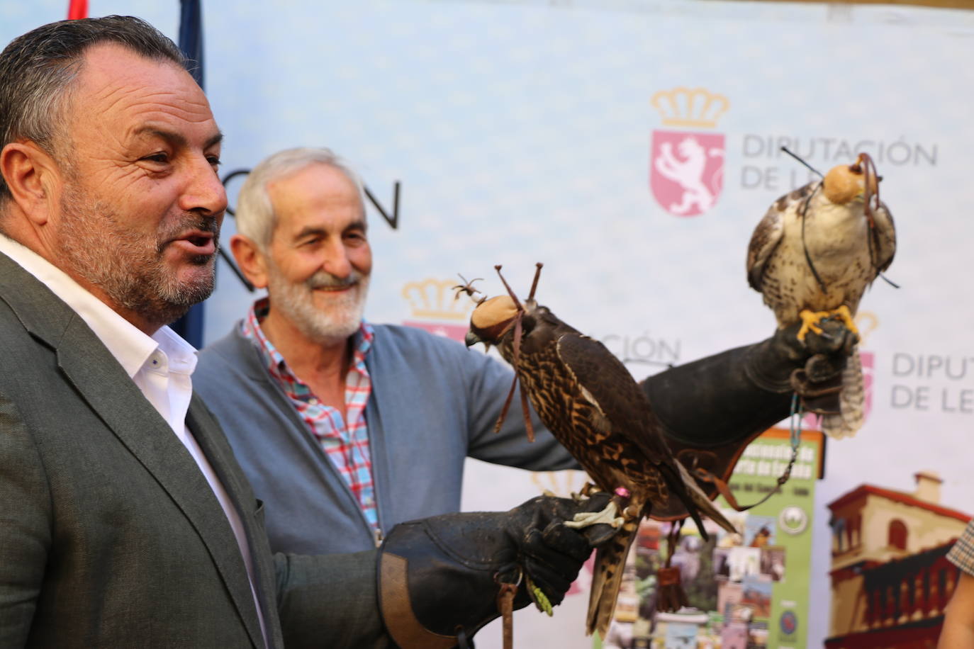 El presidente de la Diputación de León sujeta un ave rapaz.