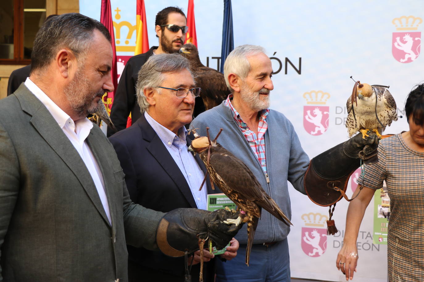 El presidente de la Diputación de León sujeta un ave rapaz.