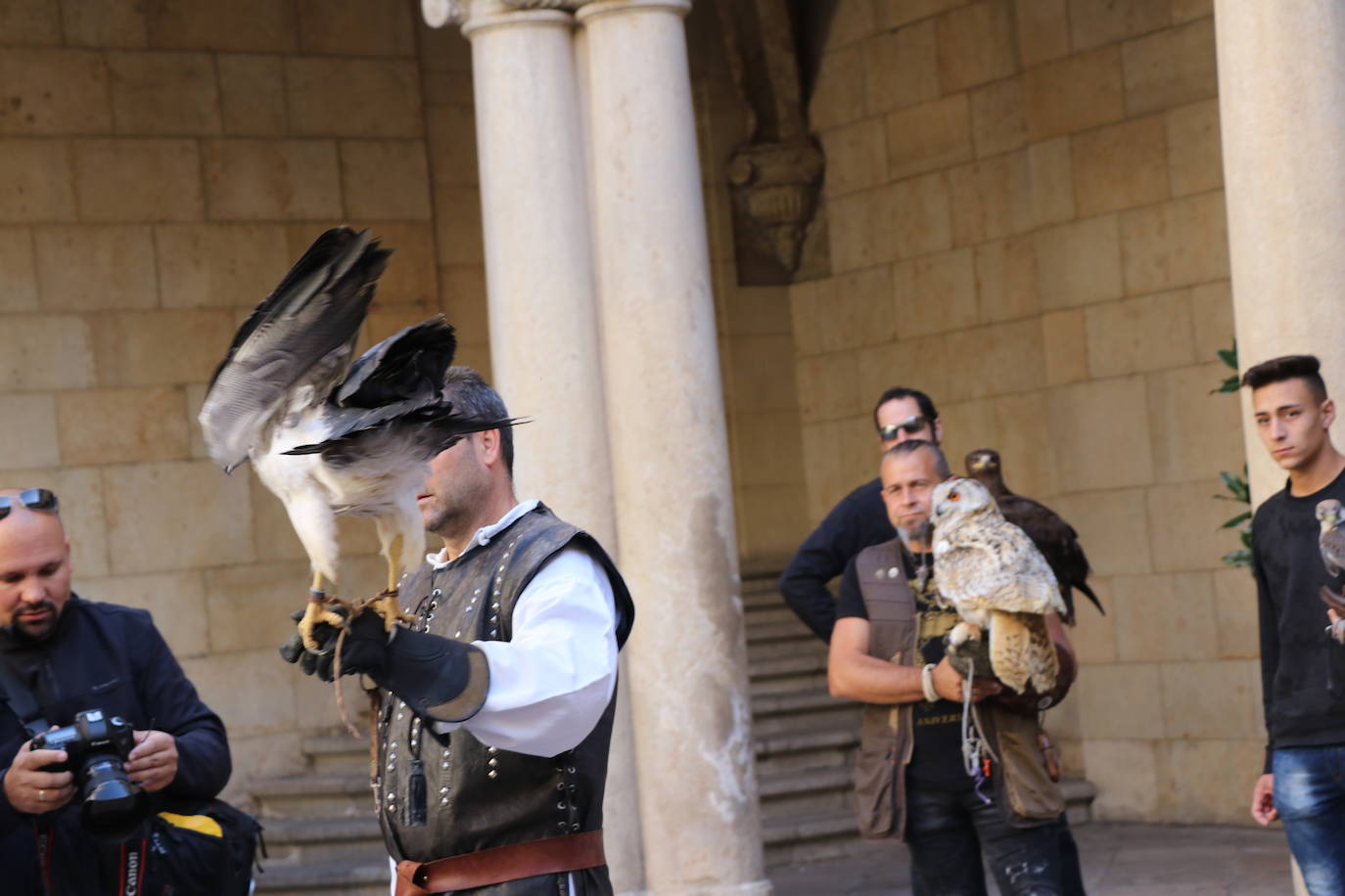 El presidente de la Diputación de León sujeta un ave rapaz.