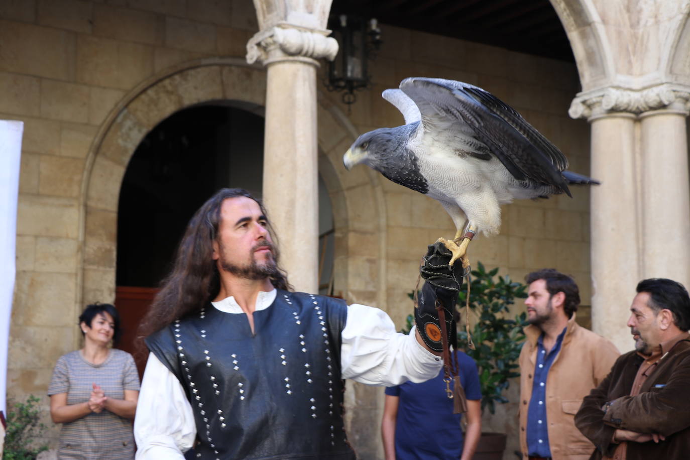 El presidente de la Diputación de León sujeta un ave rapaz.