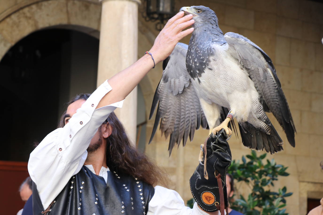 El presidente de la Diputación de León sujeta un ave rapaz.