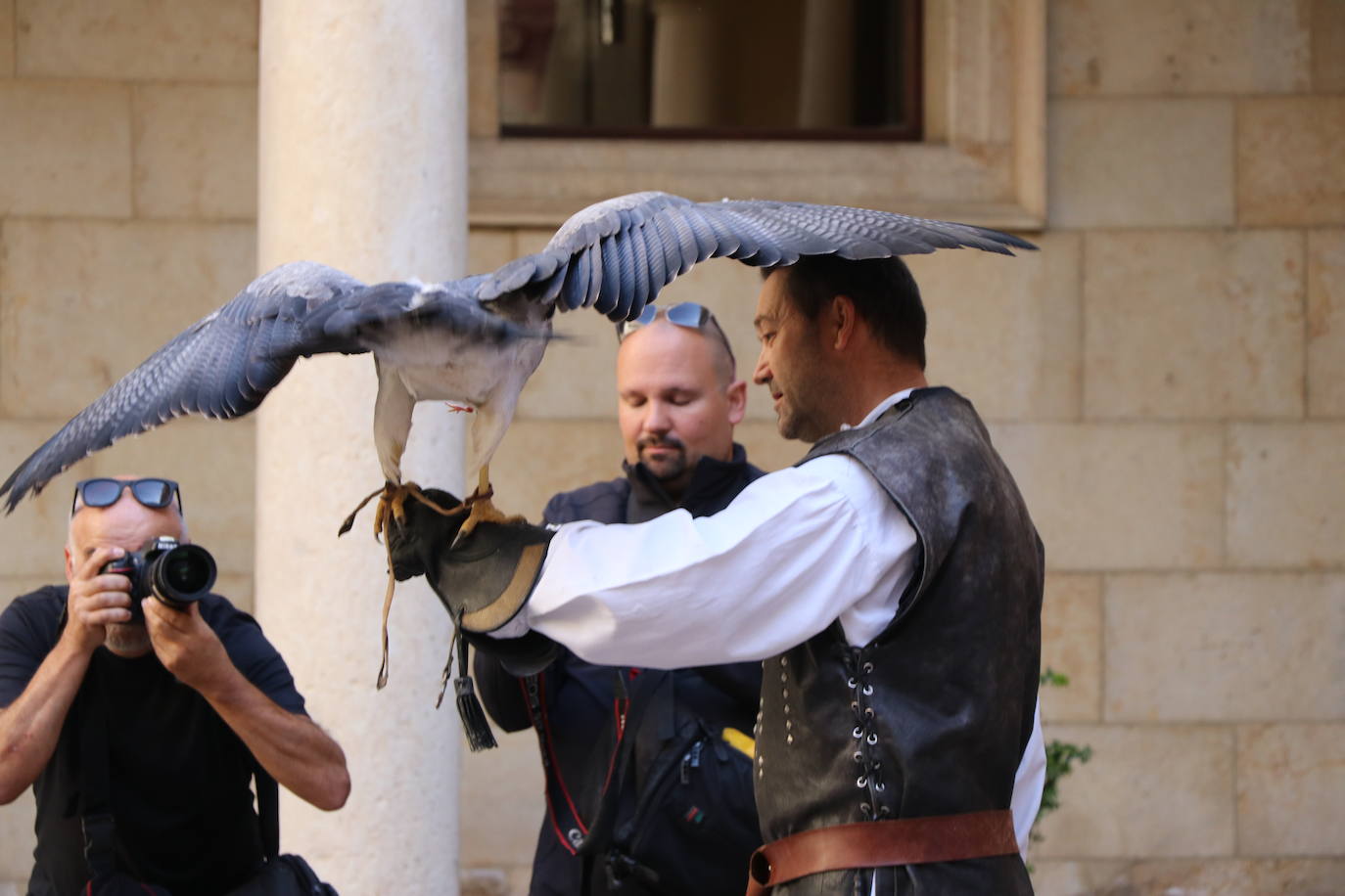 El presidente de la Diputación de León sujeta un ave rapaz.