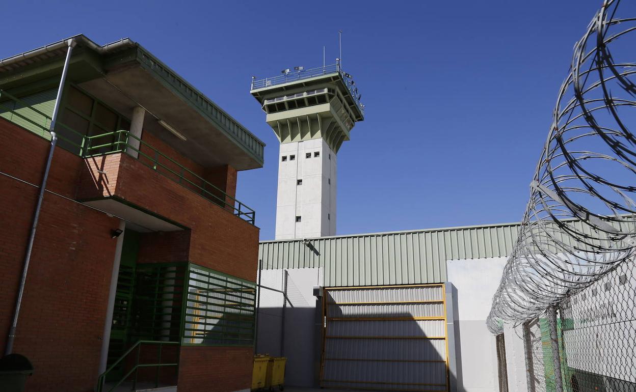 Interior de las instalaciones del centro penitenciario de La Moraleja, en Dueñas, con la torre de control al fondo. 