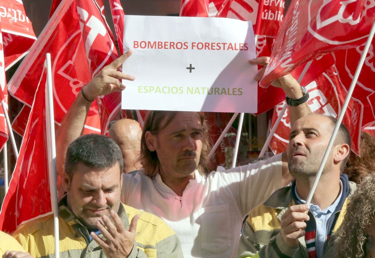 Más de un centenar de personas pertenecientes al personal fijo discontinuo del operativo de incendios dependiente de la Junta se concentra para protestar por la situación de precariedad laboral.