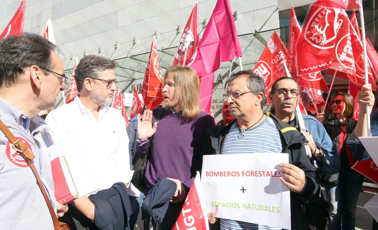 Más de un centenar de personas pertenecientes al personal fijo discontinuo del operativo de incendios dependiente de la Junta se concentra para protestar por la situación de precariedad laboral.