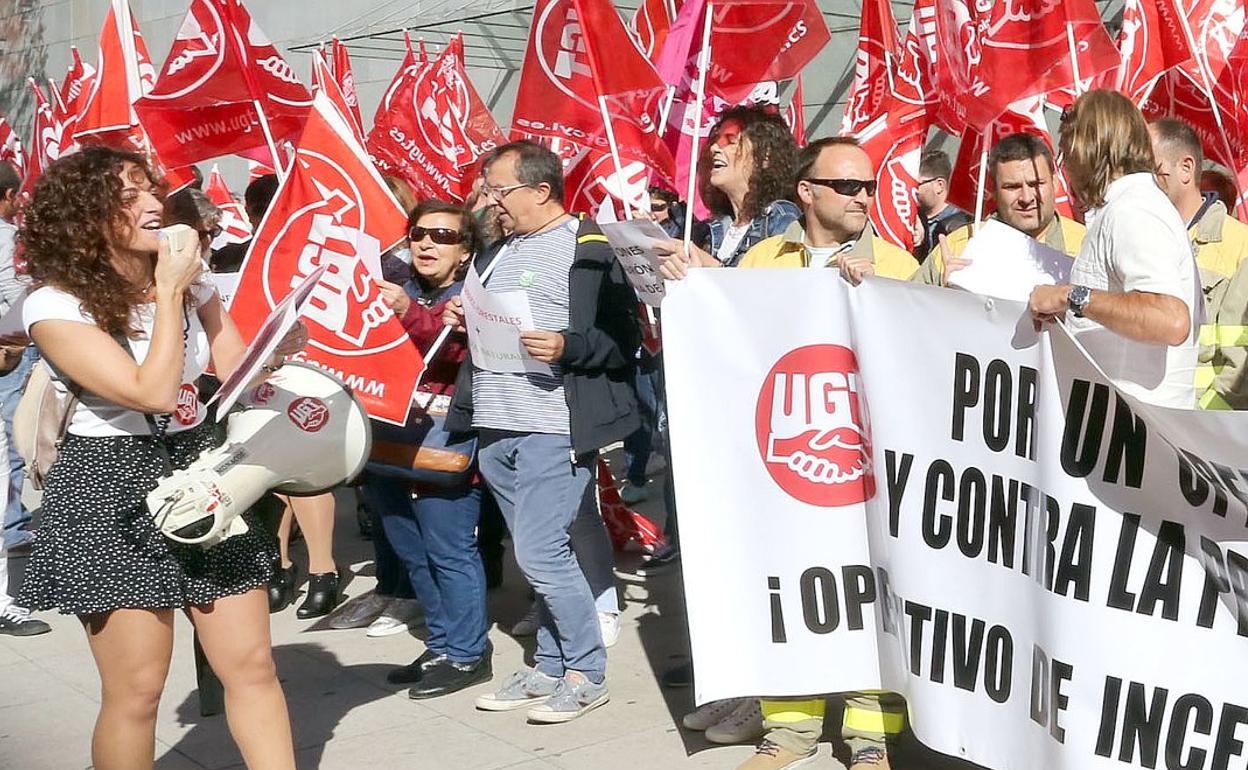 Más de un centenar de personas pertenecientes al personal fijo discontinuo del operativo de incendios dependiente de la Junta se concentra para protestar por la situación de precariedad laboral.