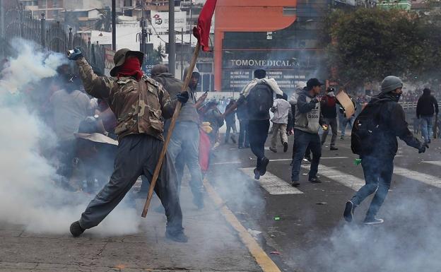 Altercados en las calles de Quito, en los aledaños al Congreso.