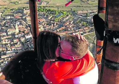 Imagen secundaria 1 - Soraya García y Daniel Tobarcía posan ante el colorido globo tras el aterrizaje.