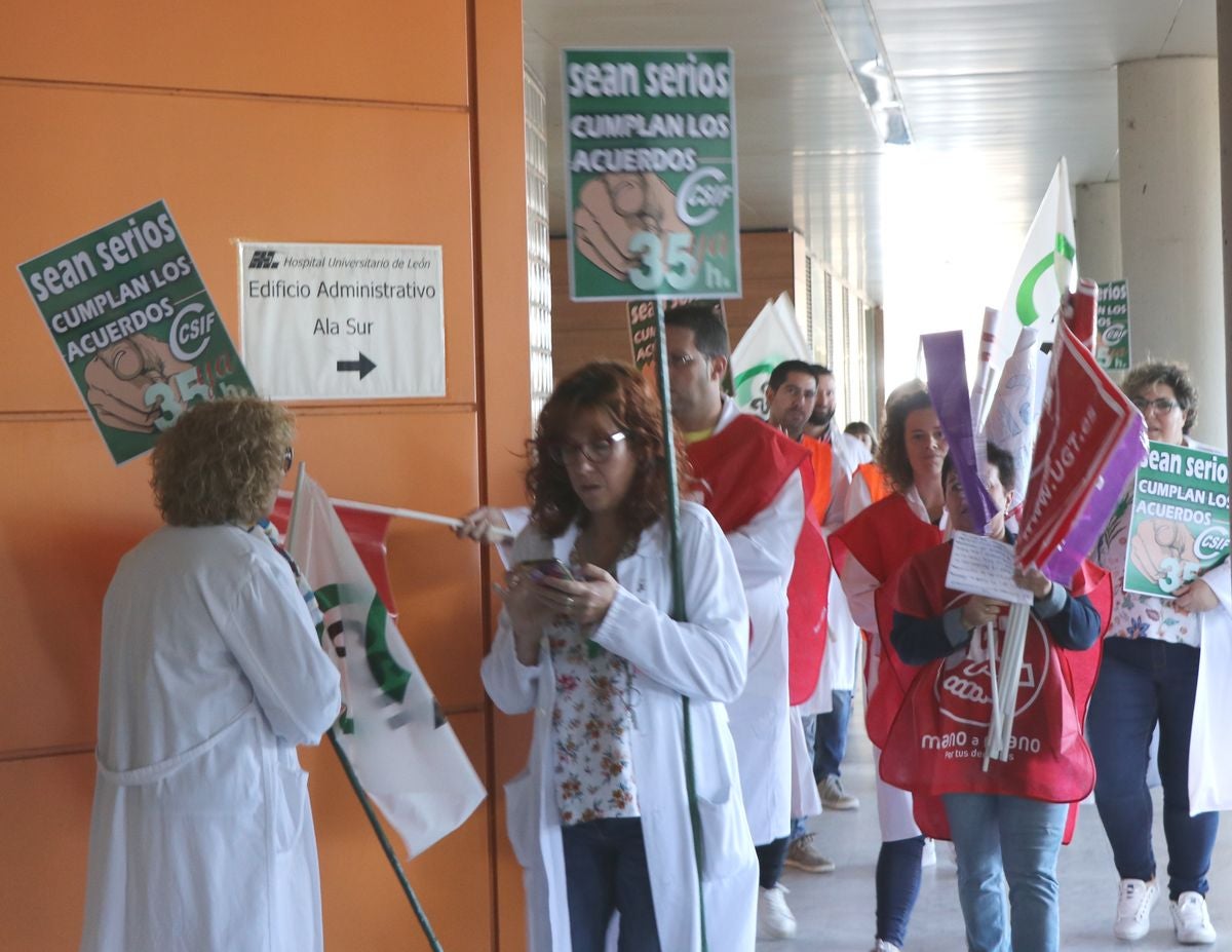 Fotos: Concentración sindica en el hospital por las 35 horas