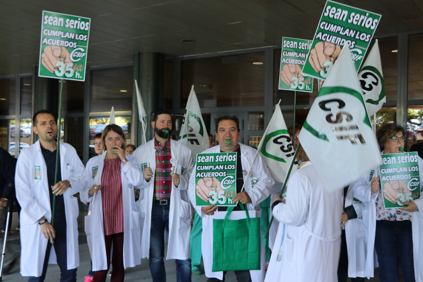 Fotos: Concentración sindica en el hospital por las 35 horas