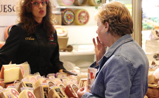 Una mujer prueba un trozo de queso en la inauguración de la Feria de Productos de León.