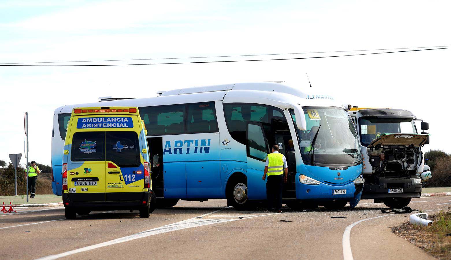 Accidente entre un autobús escolar y un camión en la CL-526, en El Bodón (Salamanca).