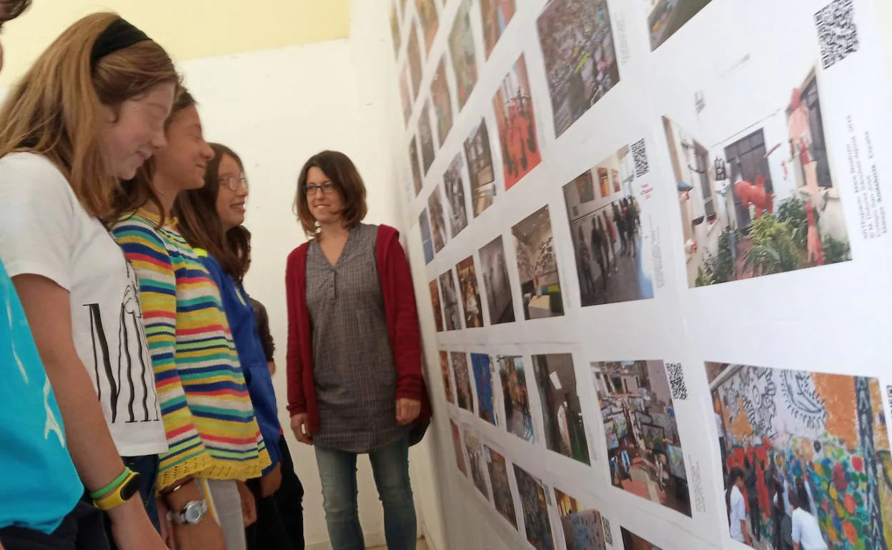 Profesora enseña la galería.