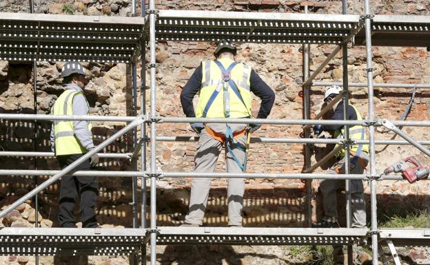 Trabajos de restauración en la muralla de León.