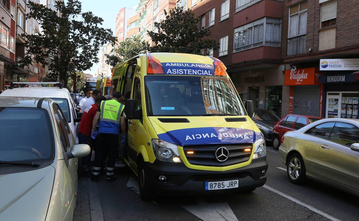 Los sanitarios atienden a las cinco pasajeras heridas al frenar de golpe un autobús. 