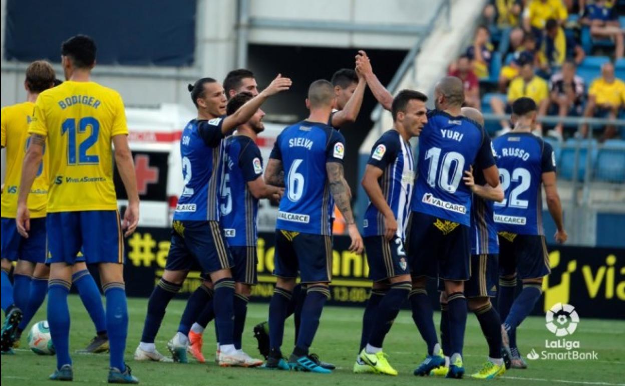 Los jugadores de la Ponferradina celebran un gol.