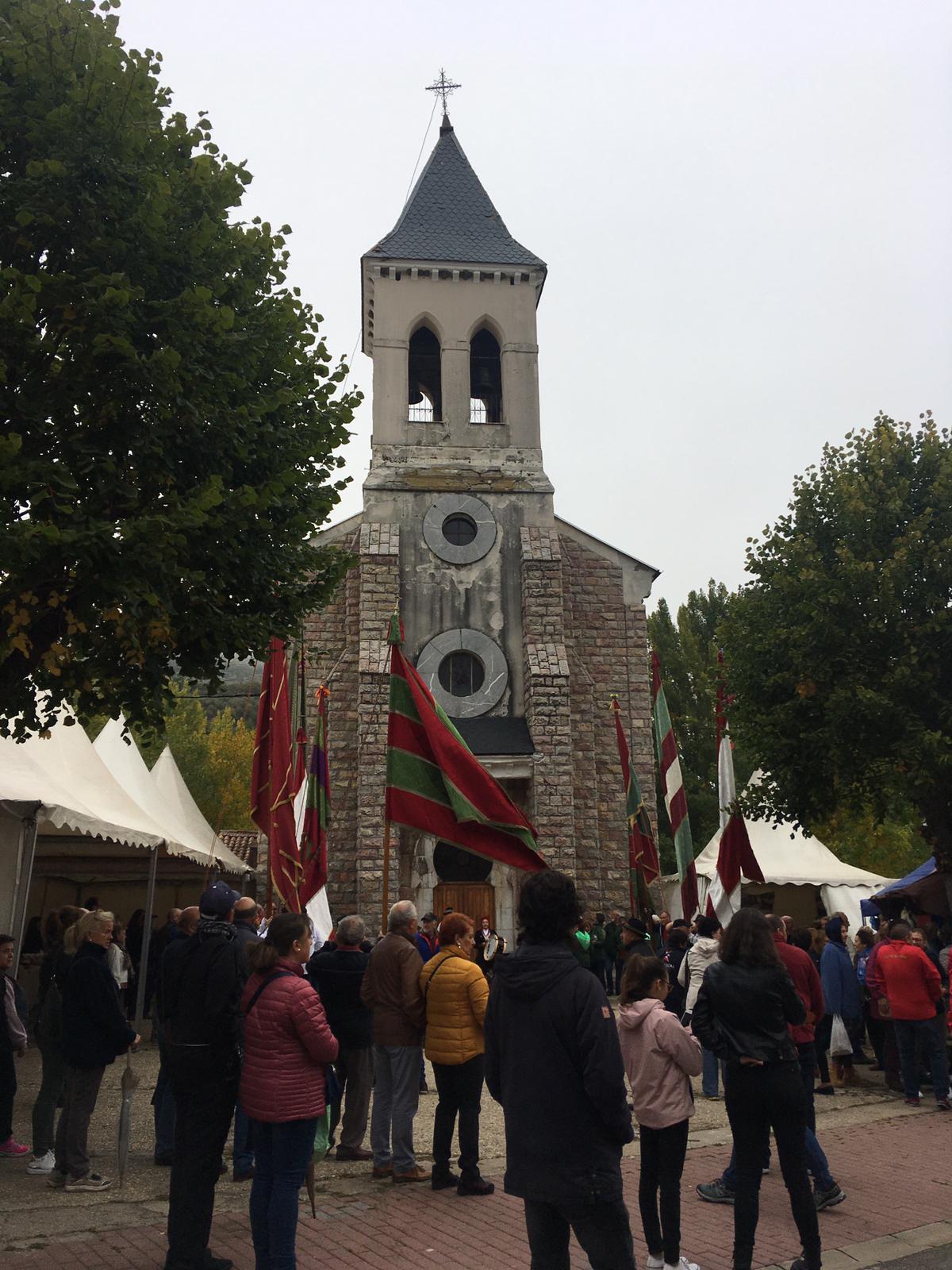 La localidad de Carmenes ha celebrado este domingo la XXI edición de su Feria Tradicional. Esta cita rememora durante dos días el tradicional sistema de vida autóctono, como las artesanías en madera, la exhibición de ganado y un importante desfile de pendones.