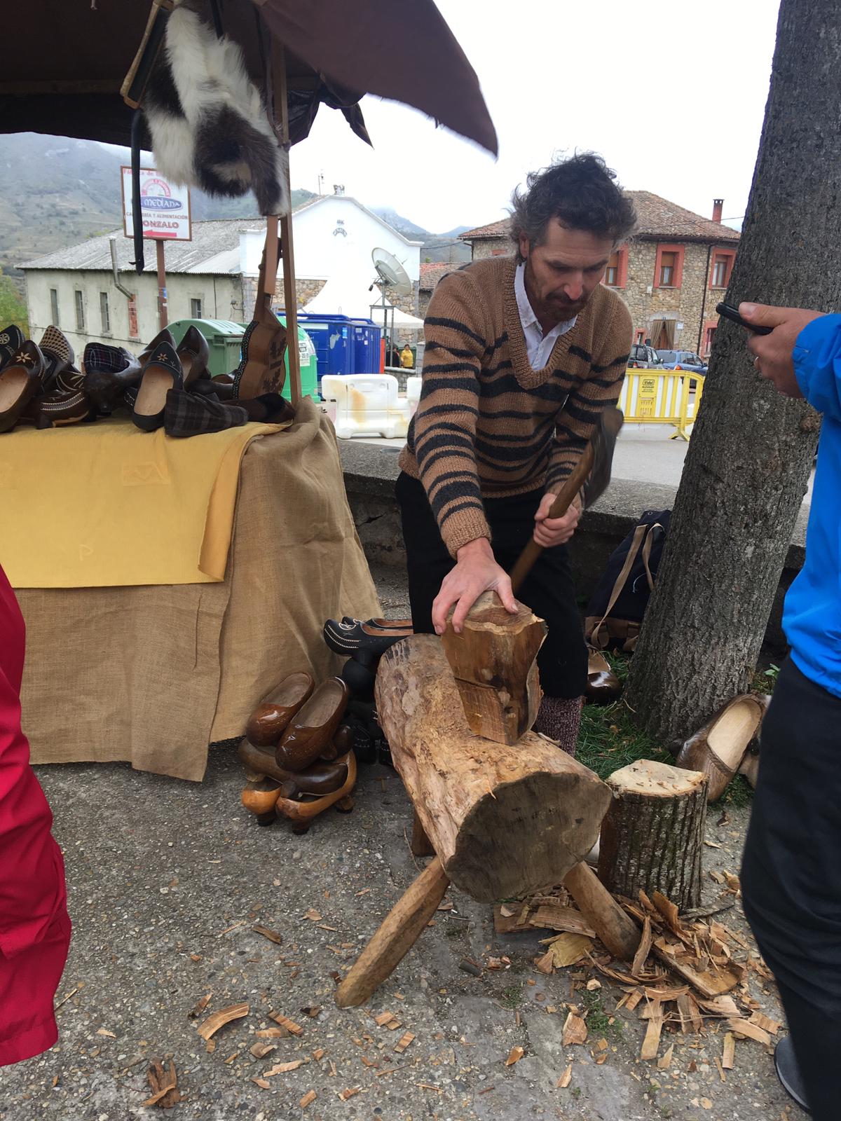 La localidad de Carmenes ha celebrado este domingo la XXI edición de su Feria Tradicional. Esta cita rememora durante dos días el tradicional sistema de vida autóctono, como las artesanías en madera, la exhibición de ganado y un importante desfile de pendones.