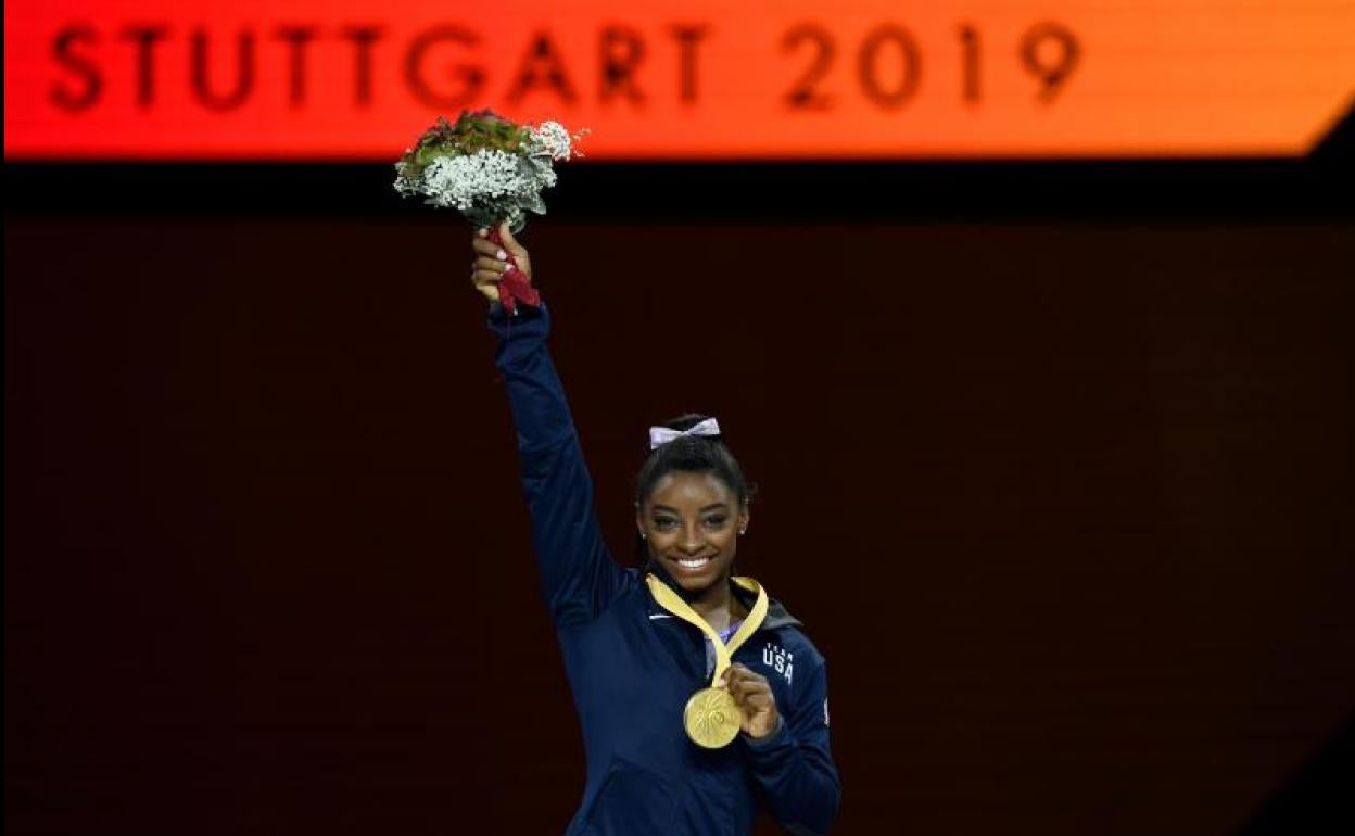 Simone Biles con su 25ºmedalla