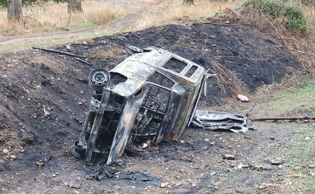 Imagen del vehículo calcinado en un terreno de Armunia.