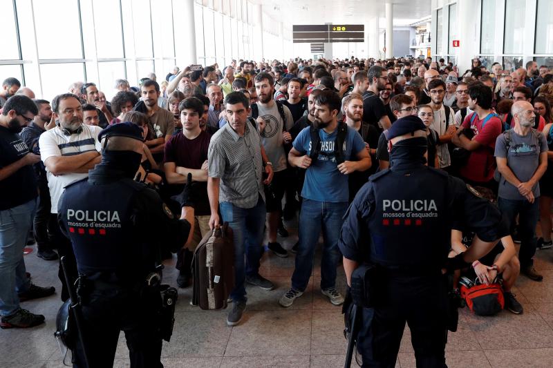 Concentración de manifestantes en el Aeropuerto de Barcelona-El Prat tras conocerse la sentencia del ‘procés’