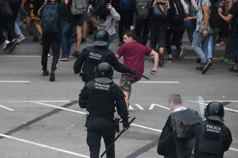 Mossos y Policía Nacional cargan juntos en el aeropuerto de Barcelona