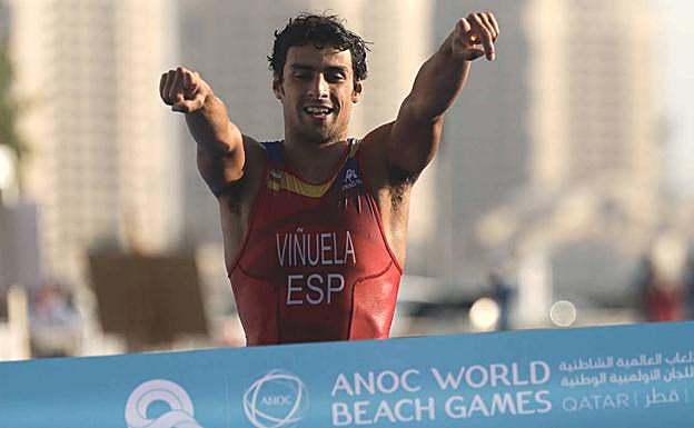 Doblete de oros para Kevin Viñuela: victoria con remontada en el relevo mixto