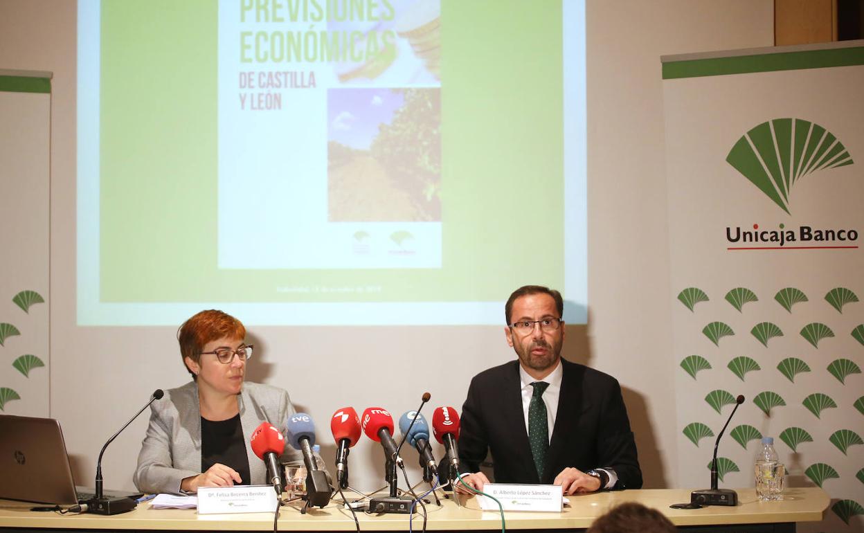 Unicaja Banco presenta el número 19 del informe trimestral 'Previsiones Económicas de Castilla y León' a cargo del responsable comercial de Unicaja Banco en Valladolid, Alberto López, y la coordinadora del informe, Felisa Becerra.